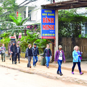 Phố tây ở “Vương quốc hang động”