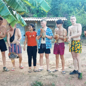 Về thung lũng Bồng Lai gặp ‘bà đầm gà’