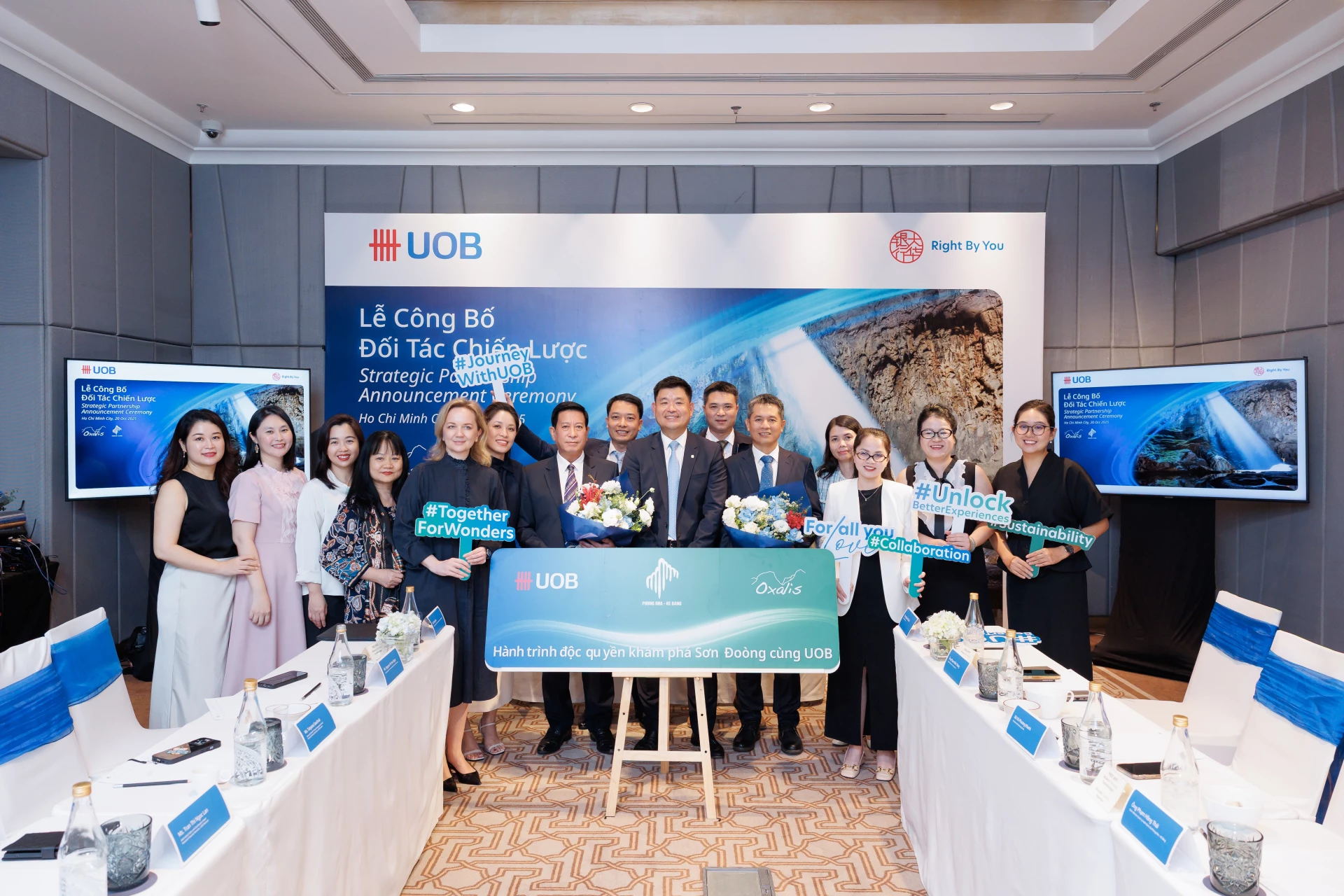 Phong Nha – Kẻ Bàng mở rộng hợp tác quảng bá du lịch sinh thái ra khu vực ASEAN 59 Các đại biểu tham gia lễ ký kết - Ảnh: Trung Đức